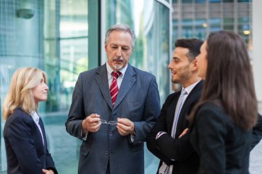 İş adamları konuşuyor.