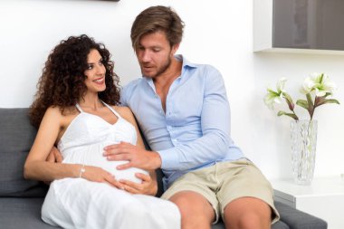 Adam hamile kadın göbek dokunmadan