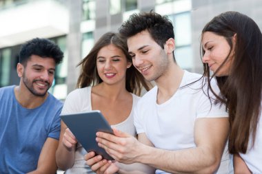 grup arkadaşıyla birlikte tablet kullanma