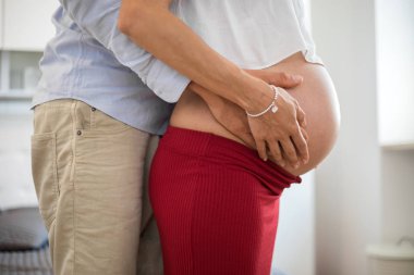 Karın hamile bir kadının dokunaklı adam