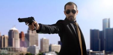 Elinde silah tutan bir adam.