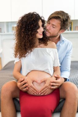Adam hamile kadın göbek dokunmadan