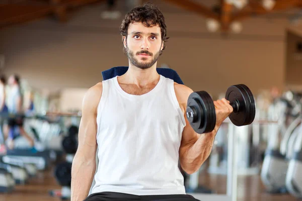 Uomo che lavora in palestra — Foto Stock