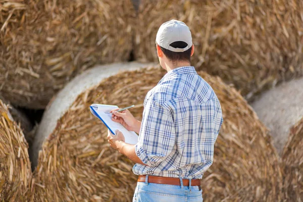 Agricultor trabajando en su campo — Foto de Stock