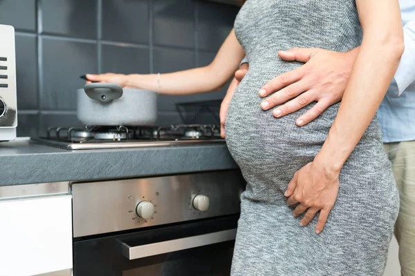Беременная женщина готовит — стоковое фото