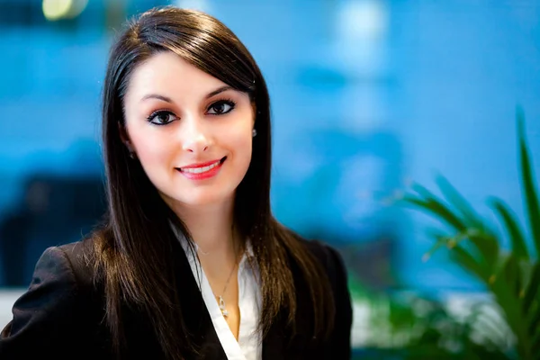 Joven mujer de negocios sonriente —  Fotos de Stock