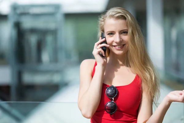 Frau telefoniert — Stockfoto