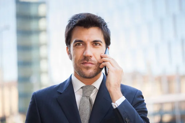 Бізнесмен говорить на мобільному телефоні — стокове фото
