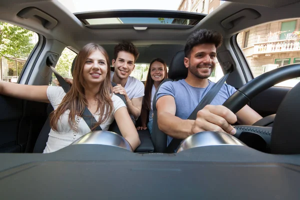 Amigos felizes no carro — Fotografia de Stock