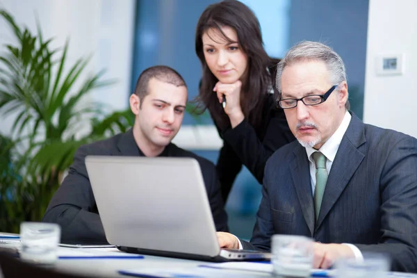 Geschäftsleute diskutieren Laptop-Nutzung — Stockfoto