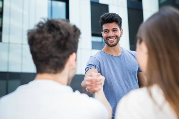 Amici che danno una stretta di mano — Foto Stock