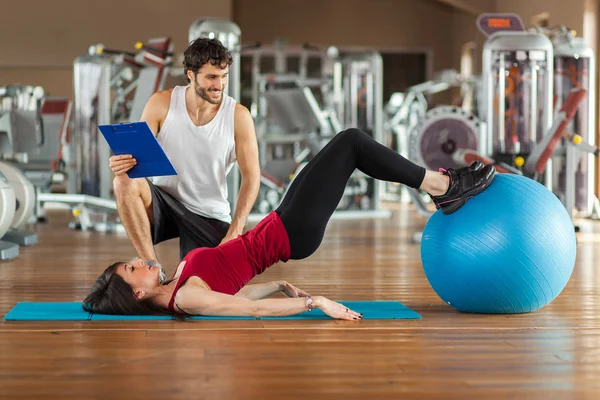 Par arbetande ute i gym — Stockfoto