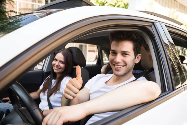 Hombre en coche dando pulgares hacia arriba —  Fotos de Stock