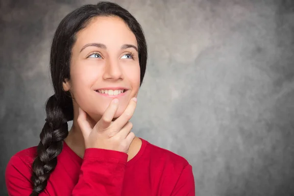 Giovane ragazza in un'espressione pensierosa — Foto Stock