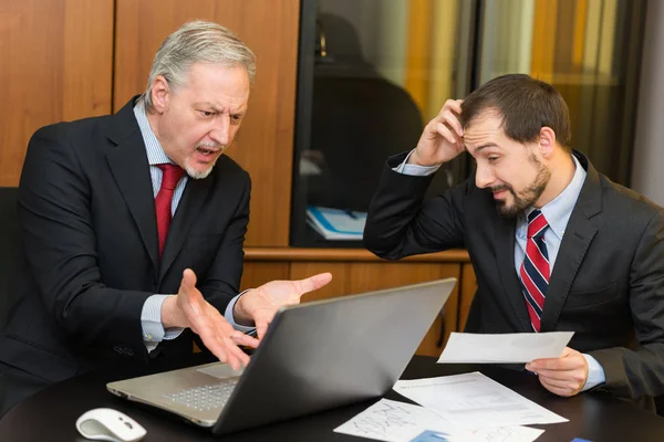 Business people trying to resolve problem — Stock Photo, Image