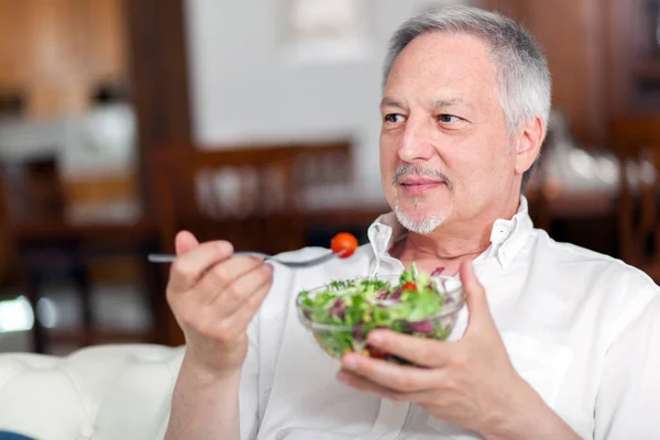 Człowiek dojrzały jedzenie sałatka — Zdjęcie stockowe