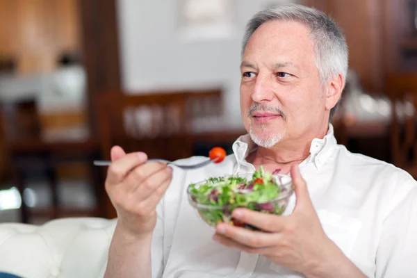 Hombre maduro comiendo ensalada —  Fotos de Stock