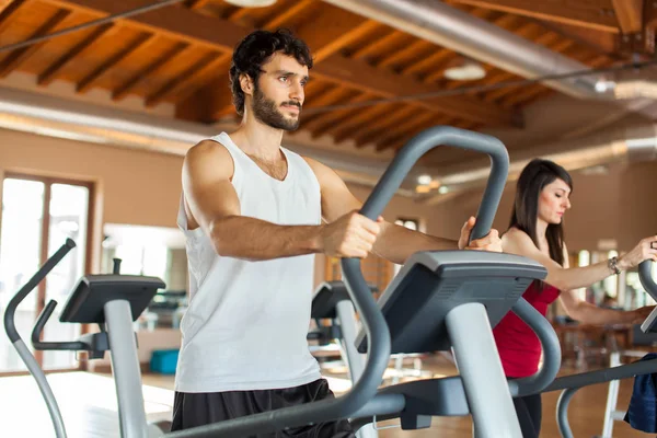 Pareja haciendo ejercicio en el gimnasio — Foto de Stock