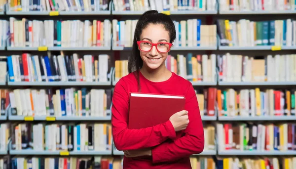 Adolescente estudante segurando livro — Fotografia de Stock