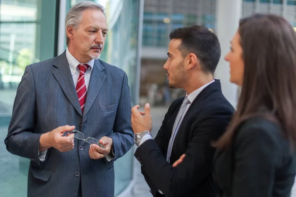 Gente de negocios hablando —  Fotos de Stock