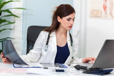 Doktor bir Radyografi ile çalışma