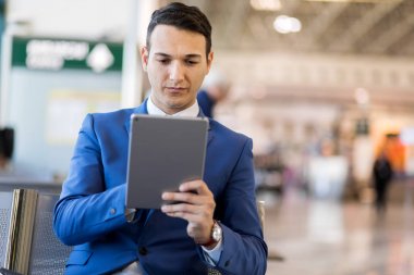 Yakışıklı işadamı tablet kullanma 