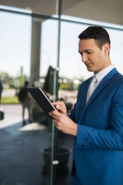 işadamı tablet kullanma