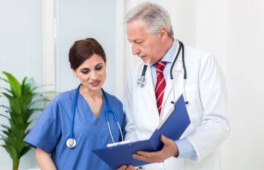 bir hastanede konuşan doktorlar