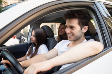 Beyaz bir araba üzerinde arkadaşlar