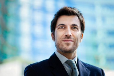kendinden emin yakışıklı işadamı 