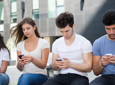 arkadaşlar birbirlerini telefonları nedeniyle görmezden