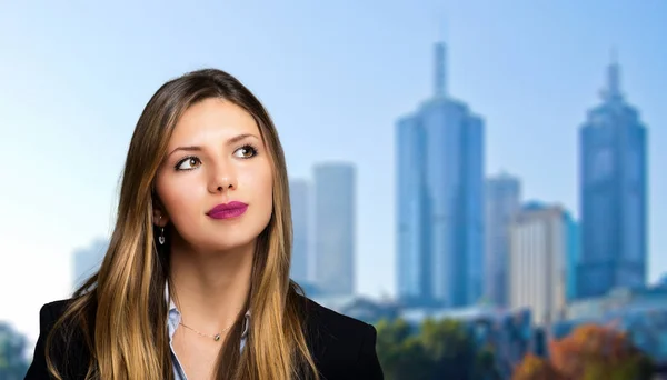 Молода бізнес-леді на відкритому повітрі в місті — стокове фото