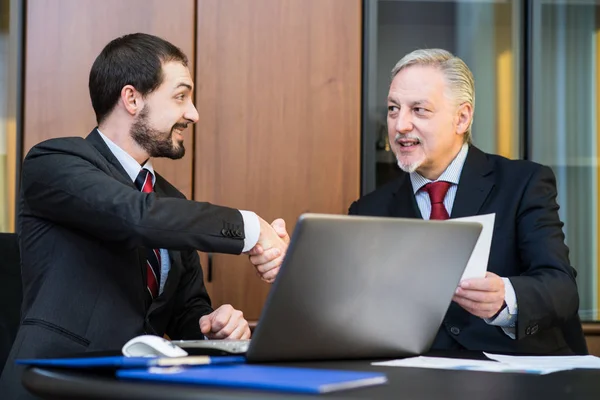 Zakelijke mensen schudden handen — Stockfoto