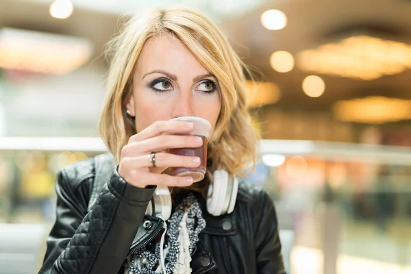 Mujer bebiendo de un vaso de plástico —  Fotos de Stock