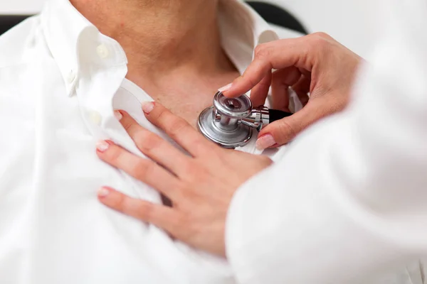 Doctor hearing patient heartbeat — Stock Photo, Image
