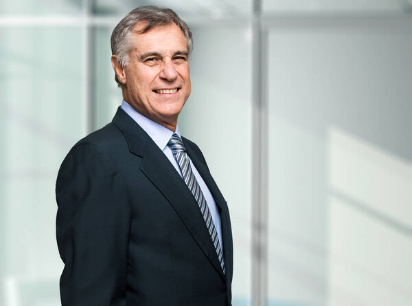 Старший бизнесмен улыбается
