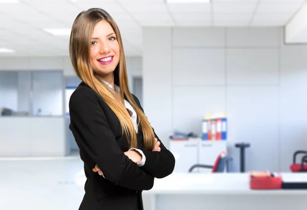 Empresária sorrindo no cargo — Fotografia de Stock