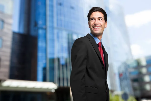 Hombre de negocios guapo sonriendo — Foto de Stock