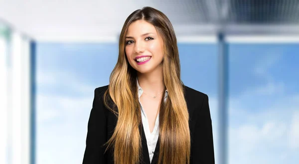 Bizneswoman uśmiechnięta w biurze — Zdjęcie stockowe