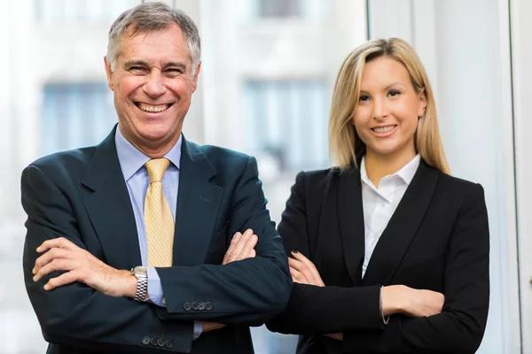 Gente de negocios sonriente en la oficina — Foto de Stock