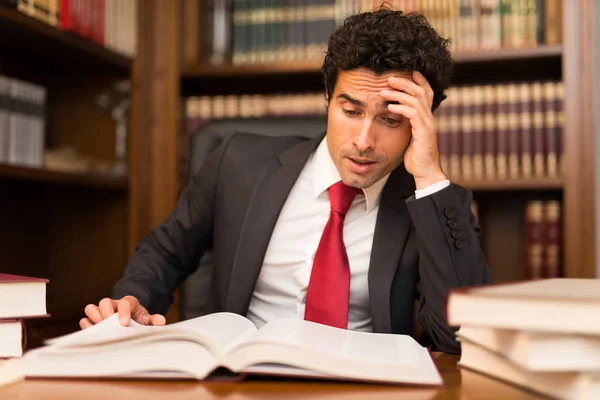 Geschäftsmann liest viele Bücher — Stockfoto