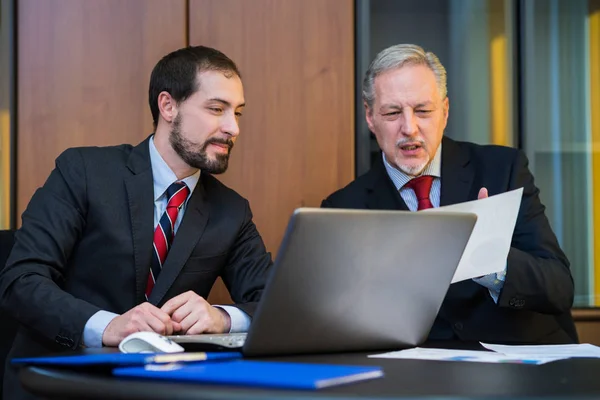 Geschäftsleute bei der Arbeit — Stockfoto