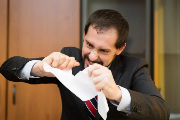 Uomo arrabbiato che fa a pezzi un contratto — Foto Stock