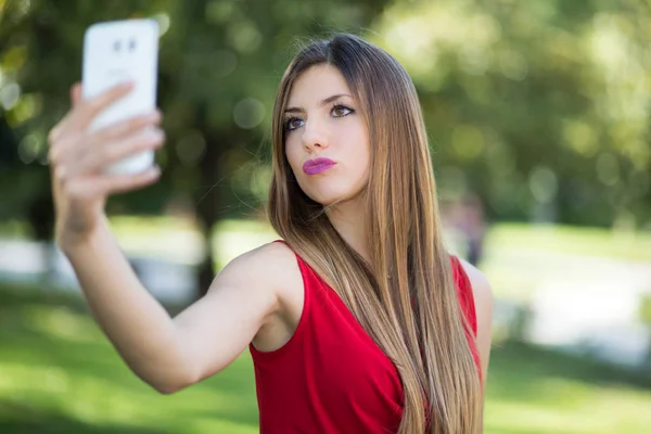 Encantadora mulher tomando selfie — Fotografia de Stock