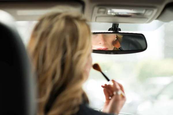 Жінка застосовує макіяж в машині — стокове фото