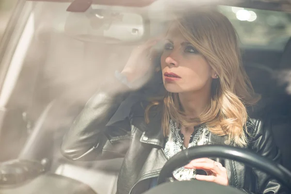 Mujer mirándose en el espejo retrovisor —  Fotos de Stock