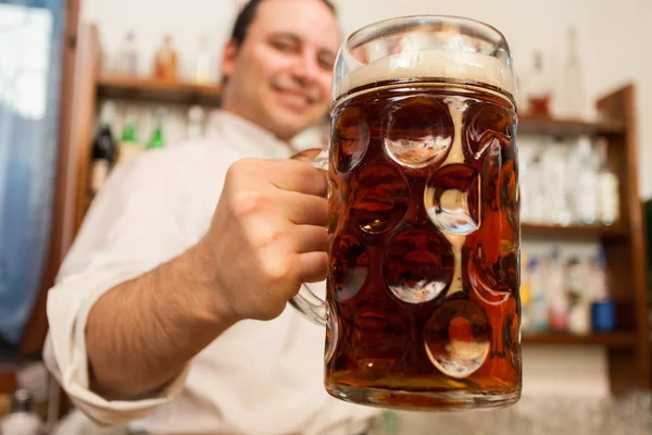 Barmanem serwującym gigant piwo — Zdjęcie stockowe