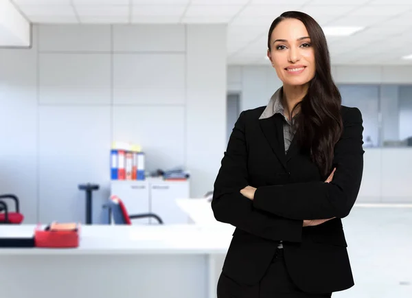 Bizneswoman uśmiechnięta w biurze — Zdjęcie stockowe