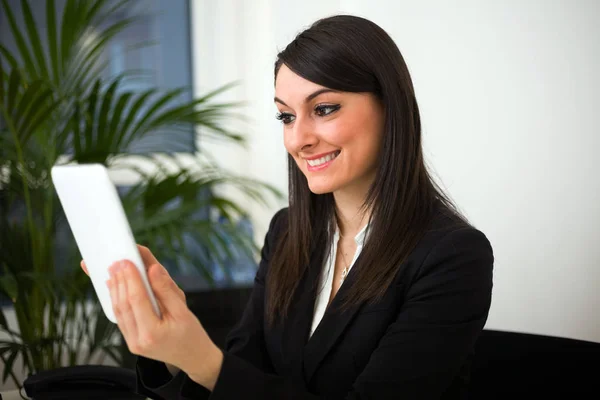 Woman using her tablet — Stock Photo, Image