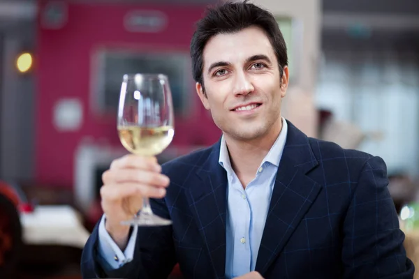 Homem degustação de vinho no restaurante — Fotografia de Stock